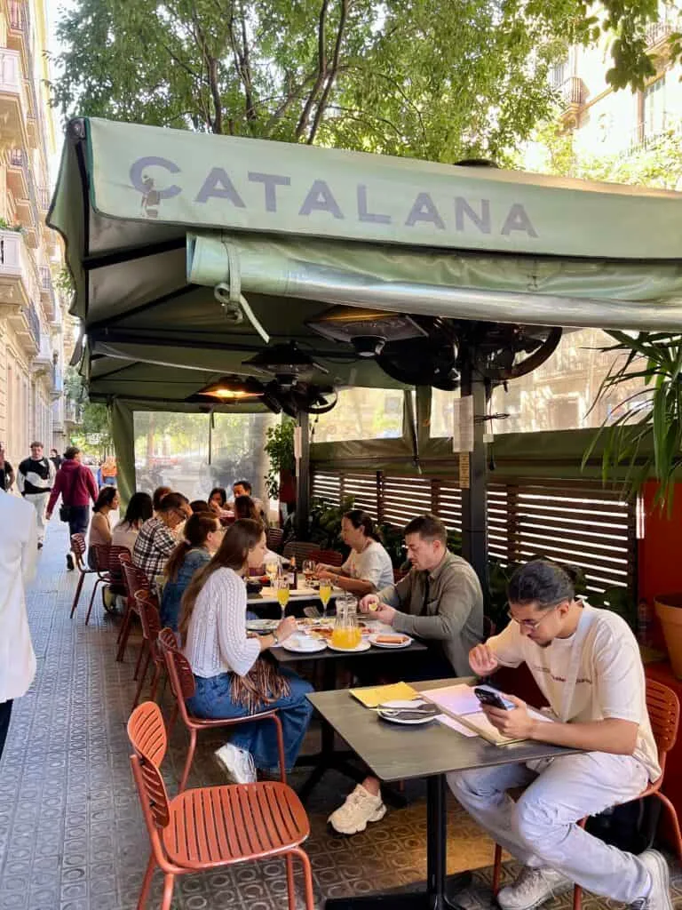 Where to Eat in Barcelona: My Honest Guide to Great Spots near the Big Sites 5 Sidewalk dining in front of Catalana Restaurant near Casa Batllo Barcelona