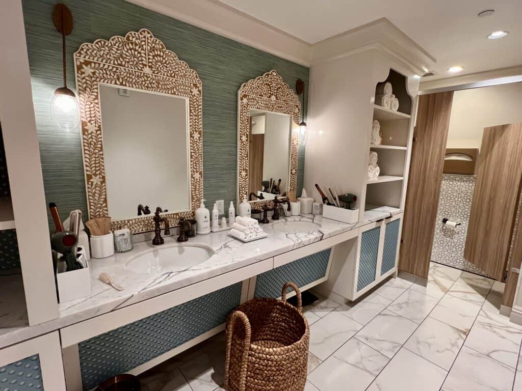 La Bahia Spa locker room